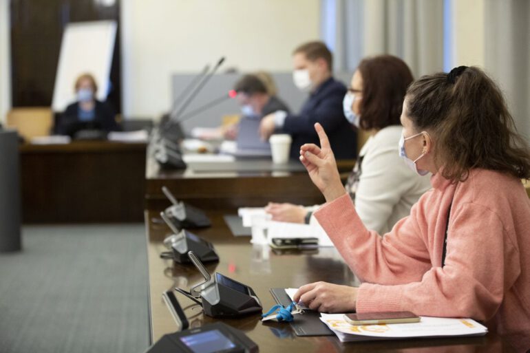 Ihmisiä kokouksessa.