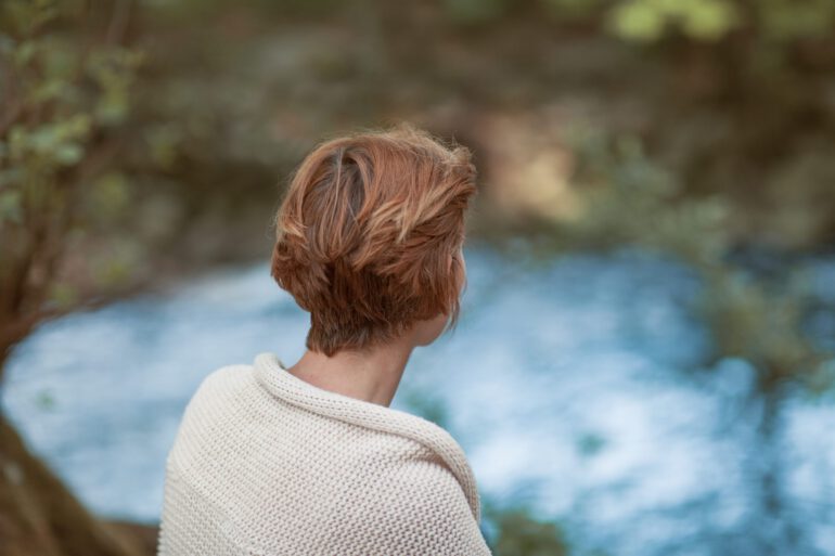 Nainen katsoo luontoa