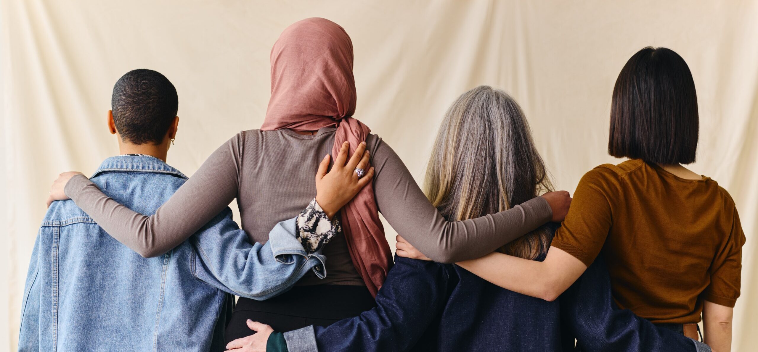 Neljä perheenjäsentä selin kameraan.